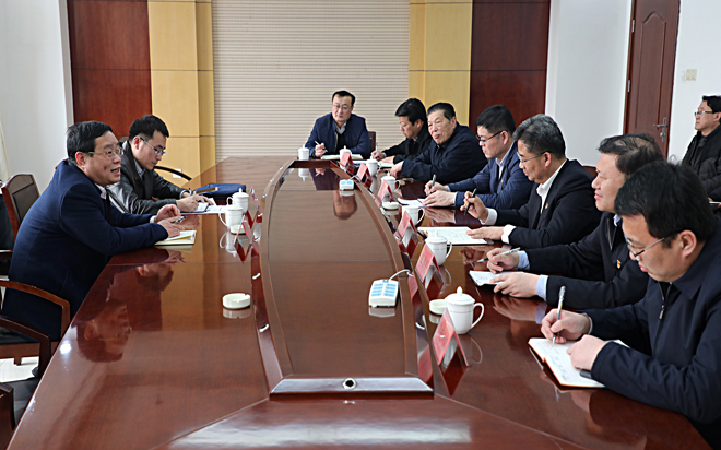 市科技局局長于秀棟（左一）一行來我公司調研企業研發投入統計工作和科技政策落地落實情況。.jpg